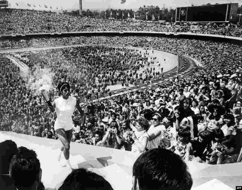 Meksička atletičarka Norma Enriqueta Basilio de Sotelo bila je prva žena koja je upalila plamen, Mexico City, oktobar 1968. godine.