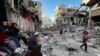Palestinci sjede kod ruševina kuće uništene u izraelskom napadu u Beit Lahiji na sjeveru Pojasa Gaze, 29. oktobar 2024.