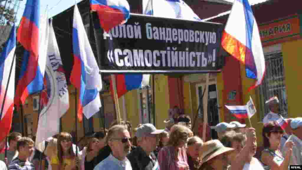 В это же время российские националисты организовали в Симферополе «Русский протест». Они прошли по центральным улицам города и заявили, что выступают против украинской независимости и не считают 24 августа праздником. Впрочем, сорвать празднование Дня Независимости Украины в Крыму русским националистам не удалось. Все торжественные и праздничные мероприятия прошли по плану