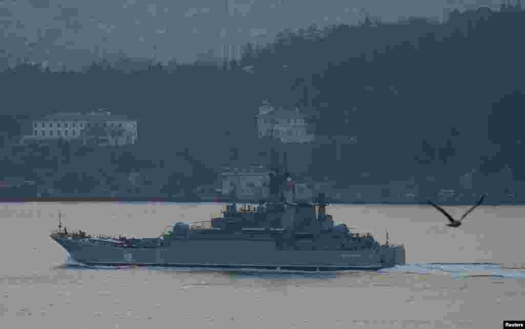 Десантный скорабль "Цезарь Куников" ВМФ России следует через пролив Босфор в Черное море, 25 ноября 