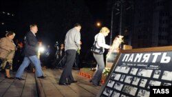 Росія. Москва. 9 вересня. Люди, які прийшли вшанувати пам'ять загиблих внаслідок вибуху житлового будинку на вулиці Гурьянова 9 вересня 1999 року.