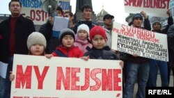 Дети казахских беженцев с плакатом, где написано "Мы не экстремисты". Прага, 7 февраля 2009 года.