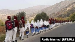 په شمالی وزیرستان کې هلکان او نجونه ښوونځي ته په لار دي ـ پخوانی انځور.