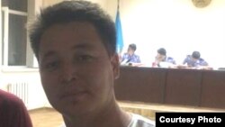 Репортер Азаттыка Оркен Жоямерген ожидает начала административного суда после задержания во время сбора информации для репортажа. Фото предоставил Алмас Максутов. Астана, 28 мая 2014 года.