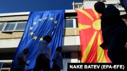 Zastave Makedonija i Evropske unije u Skoplju.