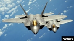 F-22 Raptor, американські винищувачі п'ятого покоління, що здатні переносити ядерну бомбу Б61