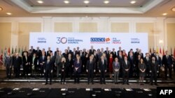 Семейна снимка на работната вечеря на външните министри от ОССЕ заедно с държавния секретар на САЩ Антъни Блинкен (в средата на първия ред).