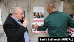 Vojin Pavlović i pripadnici "Istočne alternative" lijepe plakate podrške ratnim zločincima u Srebrenici, 10. marta 2020.