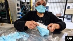 Պաշտպանիչ դիմակների արտադրամասը գերբեռնված է աշխատում, Մաբլի, Ֆրանսիա, 28-y փետրվարի, 2020թ.