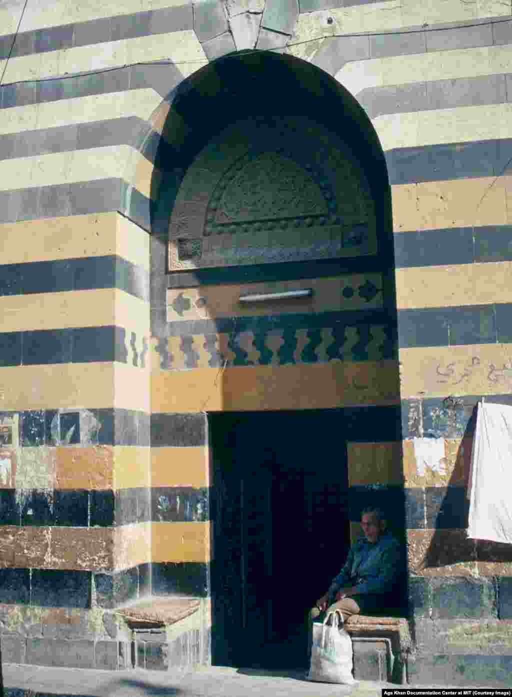 Na fotografiji: ulaz u zgradu opštine, 1991.