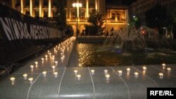Učesnici skupa su nosili transparent "Nikada nećemo zaboraviti genocid u Srebrenici" 