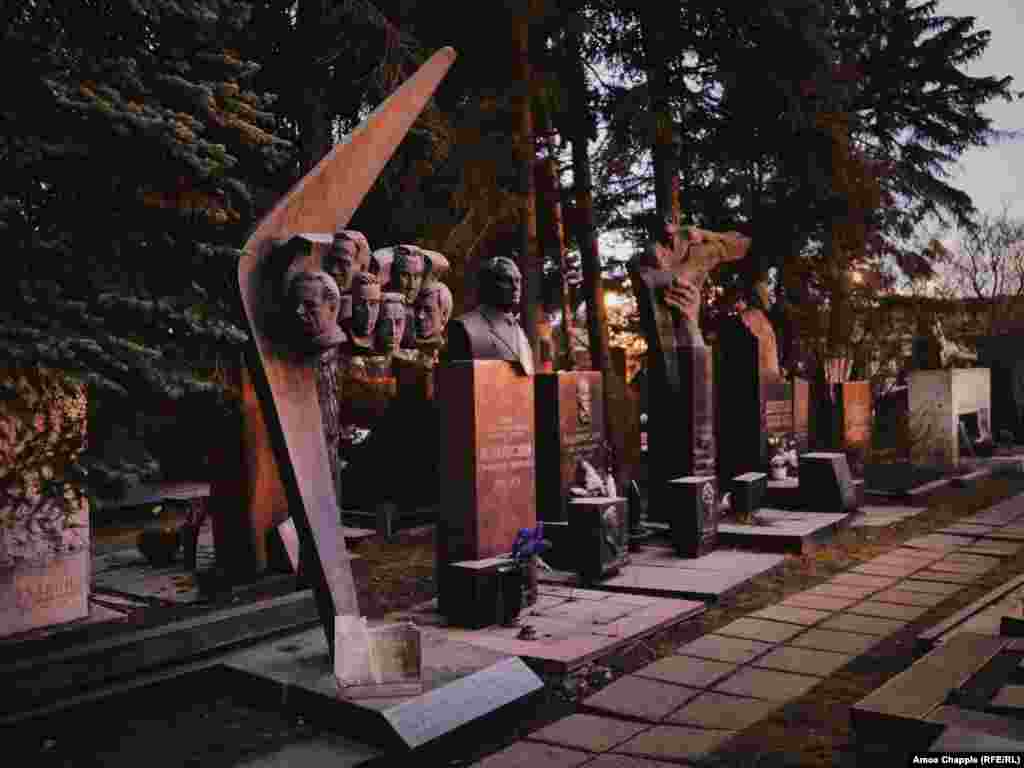 Ряд захоронений советской эпохи. В СССР только захоронение у стен Кремля считалось более престижным, чем на Новодевичьем. 