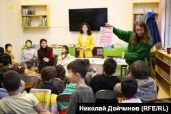 Кюрдски, сирийски и български деца в Столичната библиотека. Петя Кокудева им разказва за вече готовата книга "Колелото на Кинан".