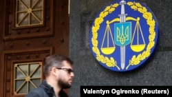 За даними слідства, впродовж березня 2014 року високопосадовець шляхом погроз застосування військовослужбовцями ЗС РФ фізичного насильства і зброї особисто схиляв українських офіцерів із числа командування Військово-морських сил Збройних сил України до вчинення державної зради