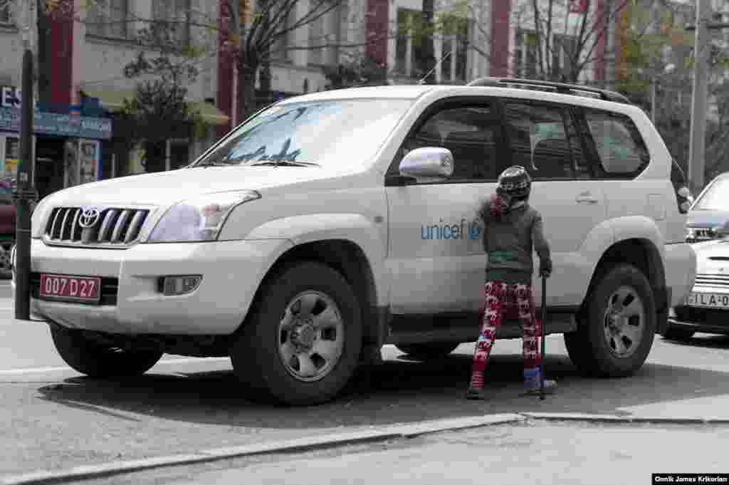 პრობლემის მოსაგვარებლად 2013 წელს UNICEF-მა და World Vision-მა წამოიწყეს ორწლიანი პროექტი, რომელიც ევროკავშირმა 750 000 ევროთი დააფინანსა. პროექტისთვის UNICEF-მაც გაიღო 100 000 ევრო. მთავრობასთან თანამშრომლობით მობილური ჯგუფები ქუჩაში მომუშავე ბავშვებს პოულობენ და ფსიქოლოგიურ დახმარებას უტარებენ მათ. მიუხედავად ამისა, პრობლემა ჯერაც აქტუალურია.&nbsp;