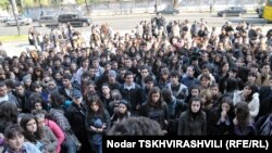 მოსწავლეთა საპროტესტო აქცია პარლამენტის წინ. 9 ნოემბერი 2010 წელი.