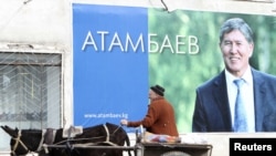 Алмазбек Атамбаевдин шайлоо алдындагы жарнак тактасы, Арашан айылы, 26-октябрь, 2011-жыл.