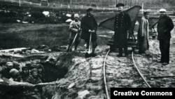 В'язні (у ямі) та їхні наглядачі у таборі СЛОН ( Соловецкий лагерь особого назначения). Соловецькі острови, Росія, СРСР, 1925 рік