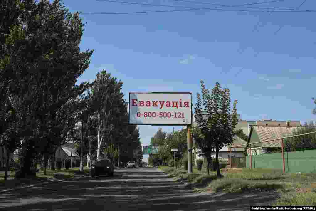 Украинанын чыгышындагы Покровскинин көчөлөрүнүн бирине эвакуацияга жардам сурагандар үчүн илинген такта, 2024-жылдын октябрь айы.