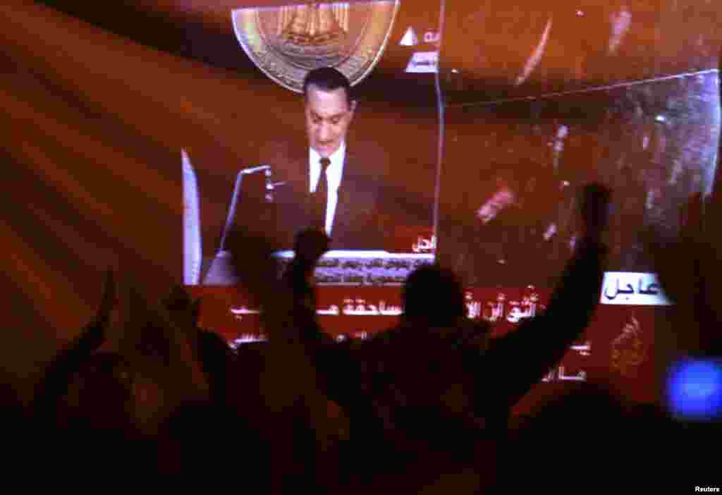 Etiraz aksiyası iştirakçıları prezident Hosni Mubarak'ın çıxışını dinləyirlər. Onlar prezidentin istefasını elan edəcəyini gözləsələr də, məyus olurlar. 10 fevral 2011