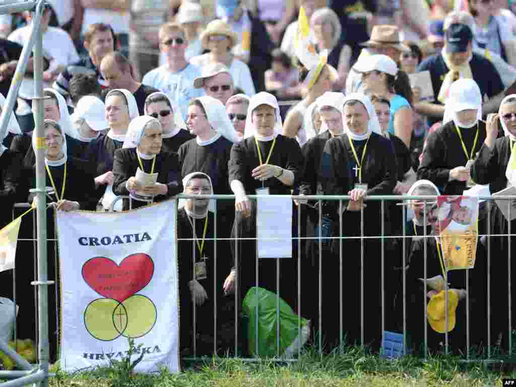 U iščekivanju dolaska pape na Hipodrom, 5. jun 2011. AFP / VINCENZO PINTO