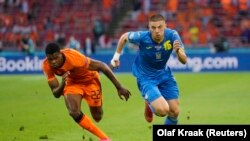 Віталій Миколенко (праворуч) невпевнено провів стартові поєдинки Євро-2020
