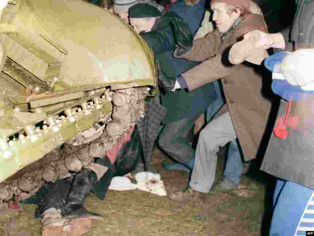 Январь 1991 года. После того как Литва провозглашает независимость, Кремль начинает противодействовать отделению этого и двух других государств Балтии от СССР. В Вильнюс введены советские войска. Погибли 13 человек. Черный юмор тех времен "перекрестил" начатую Горбачевым перестройку в "перестрелку". 