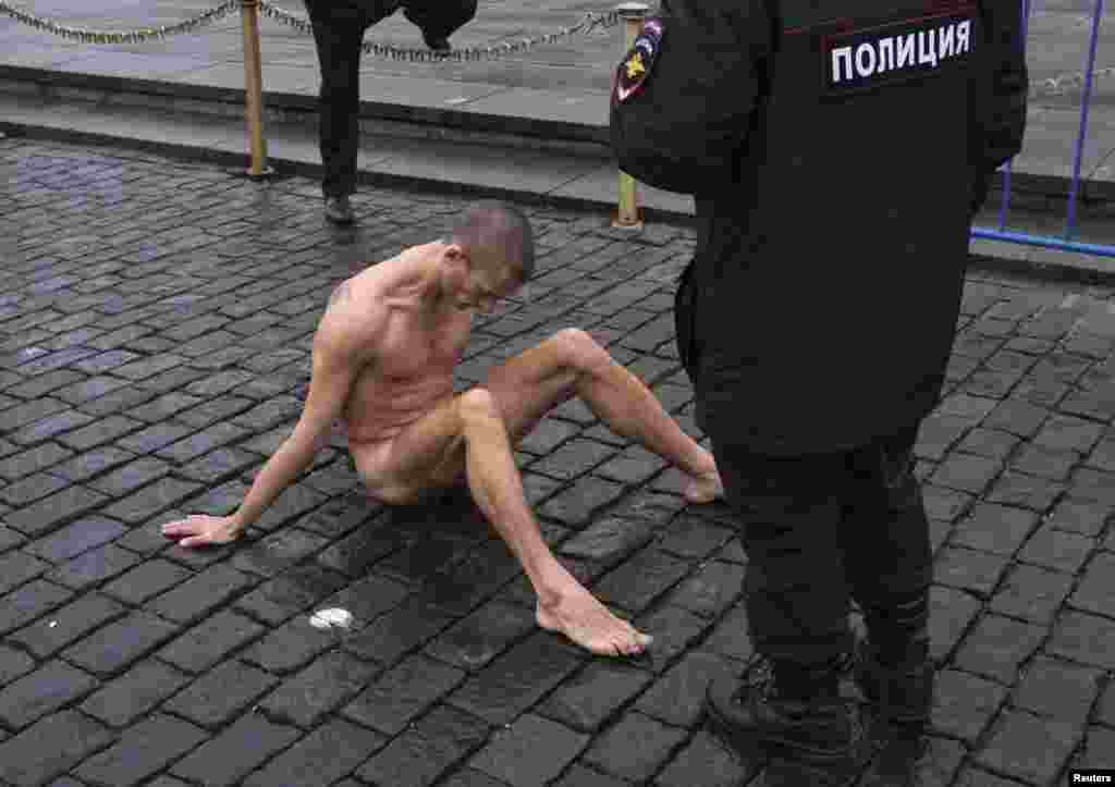 Акция "Фиксация" 10 ноября 2013 года. Павленский прибил мошонку гвоздём к брусчатке Красной площади Москвы.
