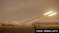 АКШнын HIMARS жапырт аткылоочу реактивдүү системаларынын атылган учуру. Иллюстрациялык сүрөт.