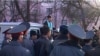 Темир Сариевди милиция кызматкерлерине кайрылып сүйлөп жатат 