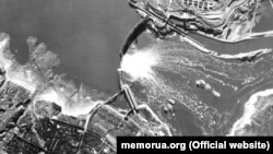 Украйна, язовирът Днепрогес е взривен от съветските сили на 18 август 1941 година без предварителна евакуация на населението и в резултат загиват хиляди цивилни. Кадърът от май 1942 година.