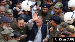 د پاکستان پخوانی وزیر اعظم نواز شریف په لاهور کې له احتساب عدالته د راوتو مهال: ۲۰۱۹، ۱۱ اکتوبر