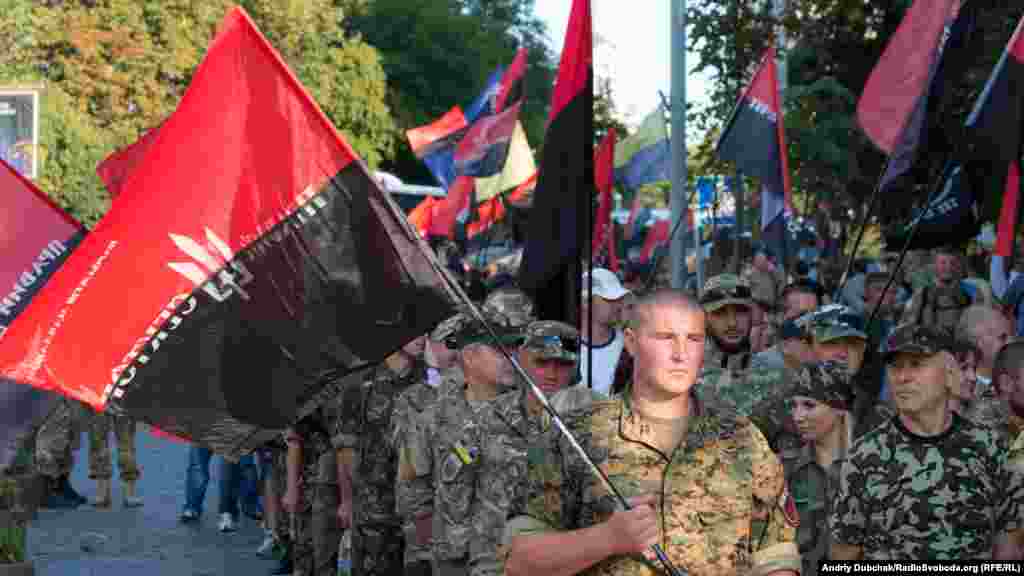 Колона «Правого сектору» рухається до майдану Незалежності вулицею Героїв Небесної Сотні 