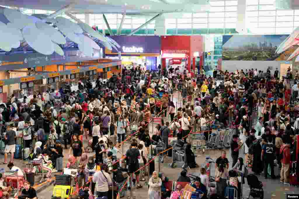 Aeroportul Internațional Kuala Lumpur, Sepang, Malaeiza – pasagerii unui zbor Air Asia sunt procesați manual, în timpul blocajului cibernetic. 19 iulie 2024.