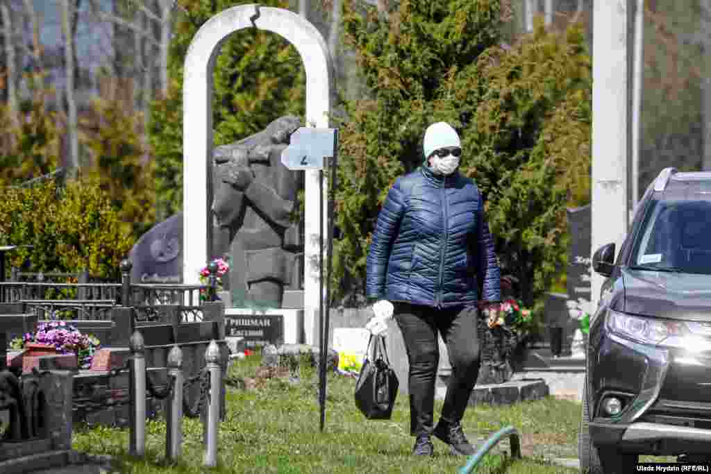 Каранавірус можа перадавацца і праз паветра, і праз кантакт з заражанай паверхняй. Сусьветная арганізацыя здароўя рэкамэндуе трымацца далей ад людзей, якія чхаюць і кашляюць, добра мыць рукі, ня есьці дрэнна апрацаванае (недасмажанае або недаваранае) мяса, абмежаваць сацыяльныя кантакты