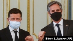 Secretarul de stat american Antony Blinken și președintele ucrainean Volodimir Zelenski la o întâlnire la Kiev, din luna mai a acestui an. Ei vor avea marți o discuție înainte de întâlnirea video Biden-Putin