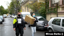 Voluntarii livrează în București zi de zi laptopuri și tablete