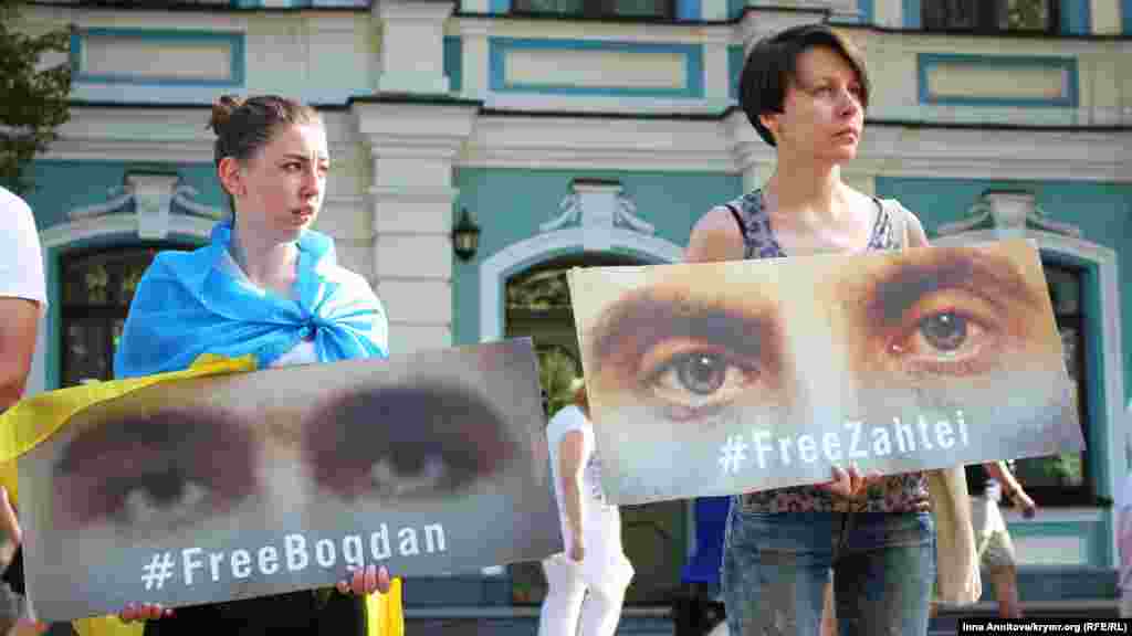 Более 30 человек организовали коридор на одной из центральных улиц Киева. В руках участников акции – плакаты, на них изображены глаза заключенных