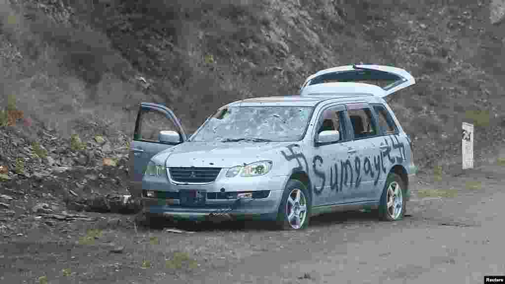 Автомобиль, на котором балончиком нарисована нацистская свастика и название азербайджанского города Сумгайыт. Этот населенный пункт стал ареной печально известной резни в 1988 году, когда десятки этнических армян были убиты в ходе беспорядков вокруг Нагорного Карабаха