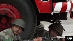 Indian soldiers hold a position during a gunbattle at the Taj Mahal Hotel