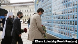 Держсекретар Ентоні Блінкен, глава МЗС Дмитро Кулеба і мМитрополит Епіфаній поклали квіти до меморіалу «Стіна пам’яті загиблих за Україну»