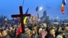 Пратэстоўцы каля Канстытуцыйнага суду Румыніі ў Бухарэсьце, 11 сакавіка 2025