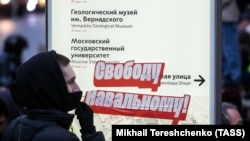 Cel mai puternic oponent al Kremlinului, Aleksei Navalnîi, a fost arestat. Acum, autoritățile își îndreaptă atenția către alți oponenți ai regimului. Mesajele care cer eliberarea lui Navalnîi încă apar în spațiile publice din Rusia.