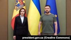 Про небезпеку дестабілізації в Молдові попереджав колегу Маю Санду (л) і президент України Володимир Зеленський