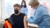 Do sada su u Hrvatskoj cijepljene 46.202 osobe, a od toga u potresima pogođenoj Sisačko-moslavačkoj županiji njih 4.757. (Foto: Cijepljenje u medicinskom šatoru Red Cros u Petrinji, 13. januara 2021.)