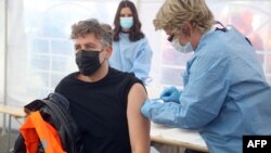 Do sada su u Hrvatskoj cijepljene 46.202 osobe, a od toga u potresima pogođenoj Sisačko-moslavačkoj županiji njih 4.757. (Foto: Cijepljenje u medicinskom šatoru Red Cros u Petrinji, 13. januara 2021.)