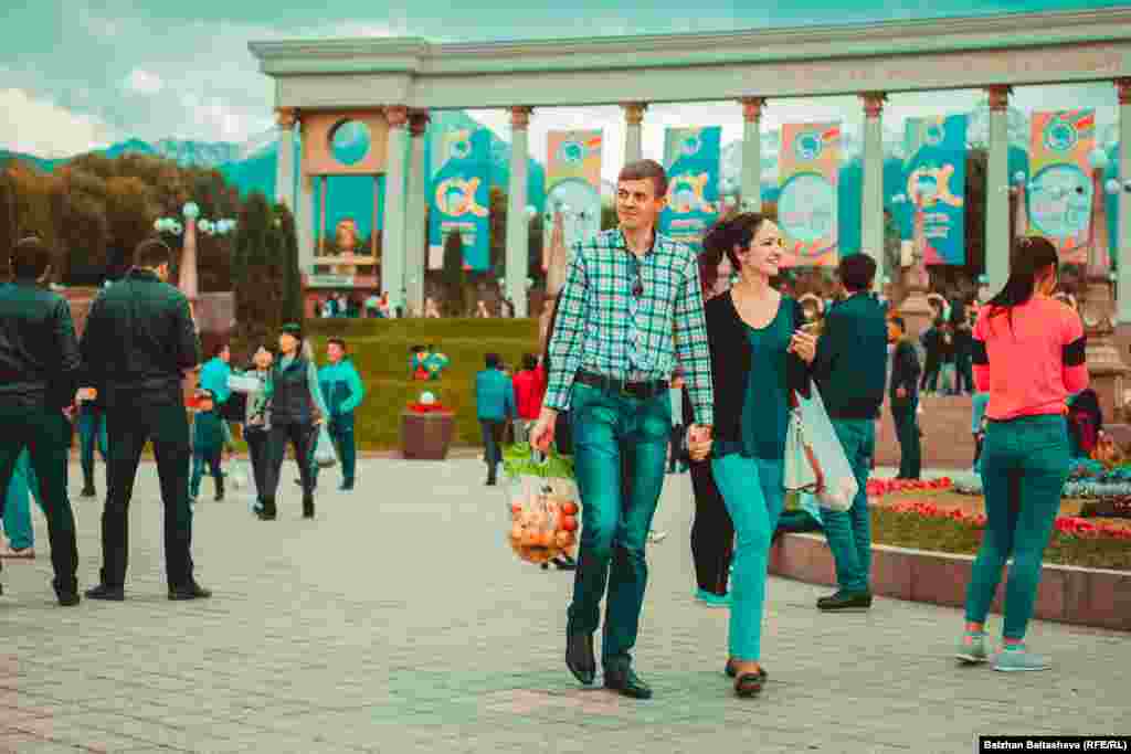 Многие гости фестиваля уносили с собой яблоки - символ города Алматы. 