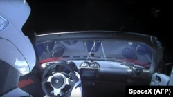 Автомобиль Tesla Roadster, за рулем которого сидит манекен Starman