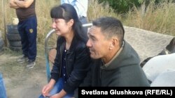 Дочь и муж Сарсемгуль Аширбаевой в момент начала сноса их дома на основании решения суда. Астана, 23 сентября 2014 года.