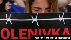У ніч на 29 липня один із бараків виправної колонії у селищі Оленівка на Донеччині був зруйнований. Загинули щонайменше 50 українських військовополонених, яких там утримували